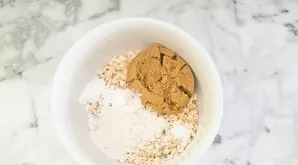 In a bowl, mix all the dry ingredients.