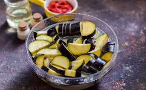 Cut the eggplant into small pieces, dip it in salt water for 30 minutes (3 tablespoons of salt per 1 liter of water).