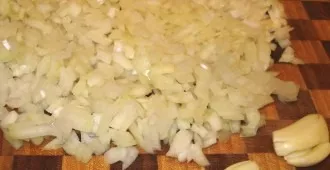 We wipe the onion and garlic, chop it.