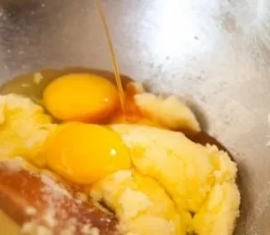 Beat the eggs into the mass and add vanilla. Stir.
