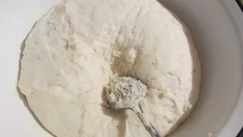 Prepare the dough as indicated on the package or make it yourself. Were waiting for it to rise.