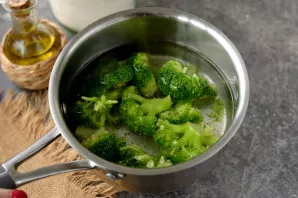 Pour the cabbage with plenty of water, boil boiling for 2-3 minutes, no longer. Drain in a colander, let the water drain completely.