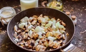 Wash and dry the champignons, cut them into small pieces. Peel and wash the onion, finely chop it. Heat a spoonful of vegetable oil in a ...