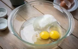 Break eggs into a bowl, pour vegetable oil, add salt and sugar.
