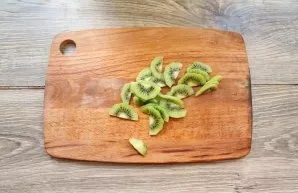 Wash kiwis, peel off the skin and cut into slices.
