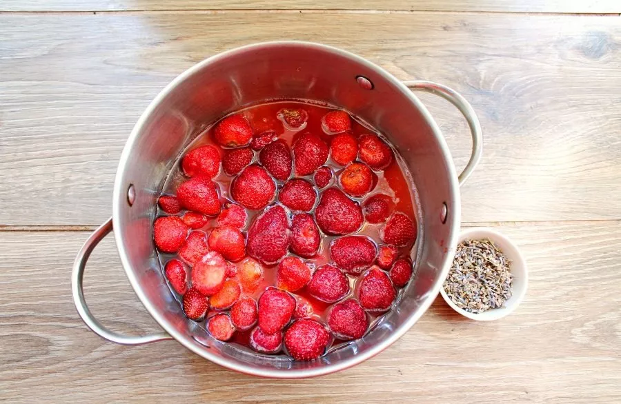 Pour boiling water over lavender, stir and let stand for 20 minutes.