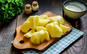 Peel the potatoes, wash and dry. Cut the potatoes into large pieces.