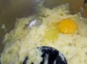 Add a little butter, egg and spices to taste. Mix everything until smooth.