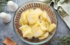 Peel the potatoes, wash and cut into slices. Boil in salted water until tender and drain the broth.