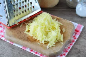 Grate the potatoes.