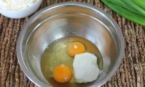 Beat eggs with sour cream and salt.