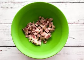 Cut the ham into small cubes and place in a deep plate.