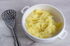 Peel the potatoes, bring to a boil and mash with potato broth and butter or vegetable oil. If the potatoes crumble very much after cookin...