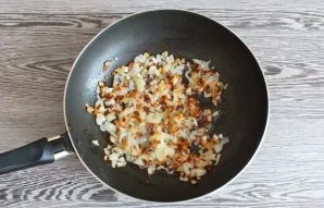 Cut the onion into small cubes and fry until golden brown in oil.