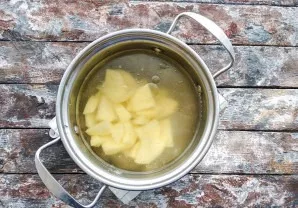 Add the potatoes cut into small pieces to the boiling broth and cook for 10-15 minutes