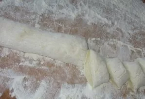 When the puree has cooled, you need to put starch and 1 egg in it and mix everything thoroughly. Then start adding flour to the dough. Th...