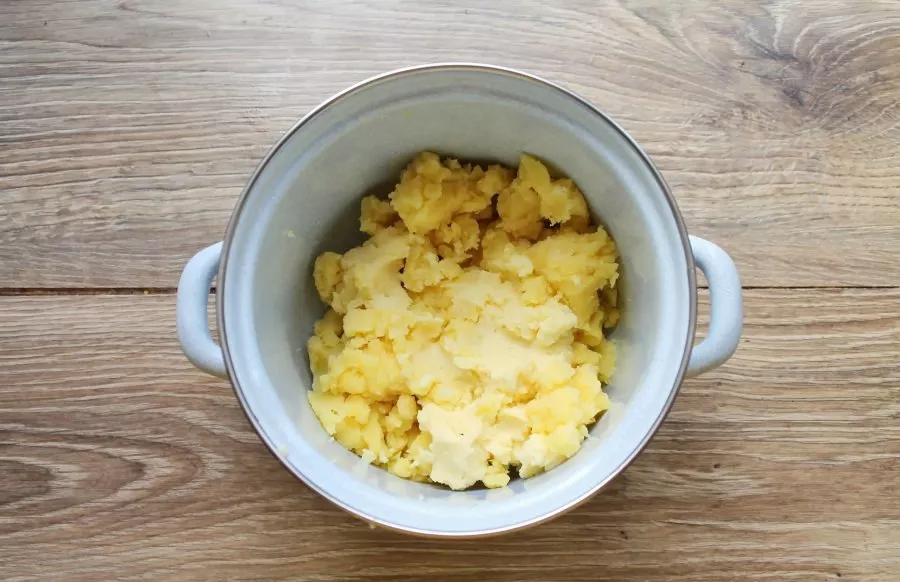 Peel the potatoes, wash them and boil them on medium heat in salted water until soft. Carefully drain the juice, if the potatoes are wate...