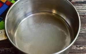 Prepare the marinade. Pour water into a saucepan, add salt, sugar.