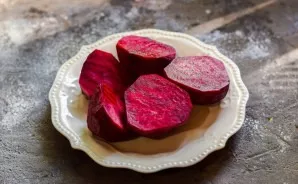 Boil the beets in advance. Beets should be half-boiled, then peel.