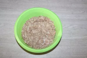 Prepare the filling. In the minced meat, grate the onion on a coarse grater, salt it, add water, mix well.