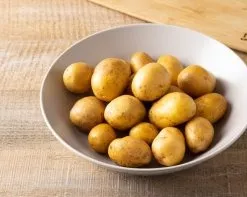 Wash the potatoes thoroughly, dry.
