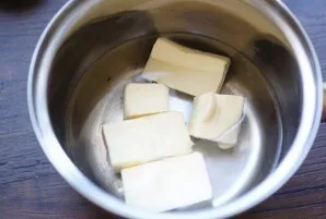 First, we need to melt the butter (you can use margarine). Do not bring to a boil and stir constantly.