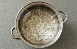 Cut the onion into cubes, stirring constantly, fry for 2-3 minutes.