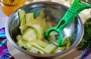 Wash the zucchini, cut off the stems. With a vegetable razor, cut the zucchini into thin strips.
