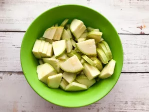 Rinse the zucchini thoroughly under running water. Then cut into small pieces.