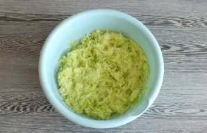 Grate the zucchini with a fine grater. Carefully squeeze the juice and transfer to a bowl.