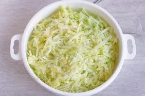 Wash the zucchini, peel and grate on a coarse grater.