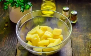 Peel the potatoes, wash them and cut into large cubes.