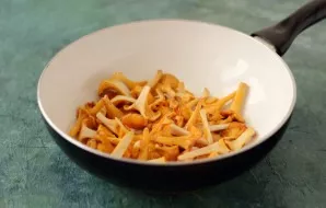Rinse the chanterelles, dry them. Large mushrooms cut into cubes, small ones - just in half. Fry in a pan over high heat until the moistu...
