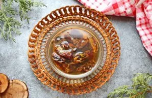 Remove the seeds and hard tail from the dates, put in a bowl and pour hot water and hold for 10 minutes. Drain the water and squeeze off ...