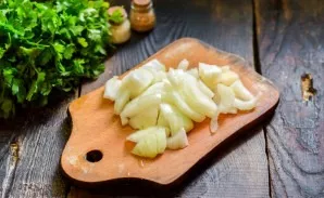 Peel and wash the onion, cut into small pieces.