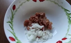 Peel the onions and wash them in cold water, then cut them into small cubes and put them in bowls with minced fish.