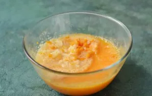 Wash the tomatoes, grind them with a meat grinder until pureed. Next, chop the onions.