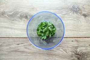 Tear off the parsley leaves and put them in a blender bowl, stalks are not needed.