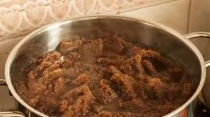 We transfer the bread to a large saucepan or bucket and pour boiling water over it. Add sugar, stir and leave to cool to 30 degrees.