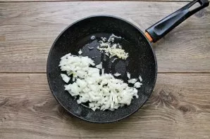 Pour vegetable oil into the pan and heat over medium heat. Peel and finely chop the onion and garlic, put in a pan. Sauté the vegetables,...