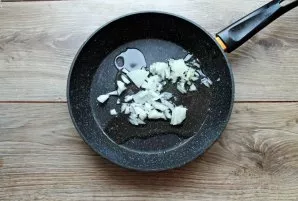 Pour vegetable oil into the pan and heat over medium heat. Finely chop the onion and put in a pan, fry for 4-5 minutes.