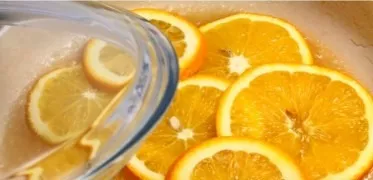 Put the oranges cut into thin slices in syrup and cook over low heat, under the lid, for 7-8 minutes.