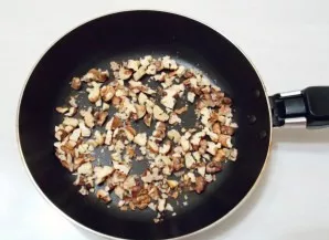 Coarsely chop the walnuts and fry in a dry pan for 5 minutes on low heat.