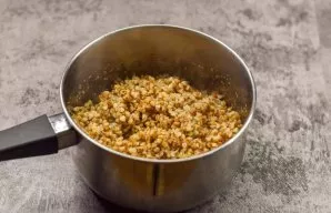 Put buckwheat in a saucepan, add water and salt. Boil the porridge until cooked - 20-25 minutes.