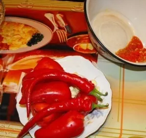 We make the sauce. Grind sweet and hot peppers, as well as garlic with a blender.