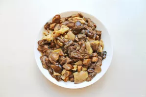 Mushrooms cut into slices of medium size. Pour water into a saucepan, salt and bring to a boil. Put the mushrooms in boiling water and co...