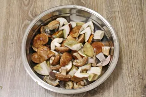 Sort the mushrooms, remove the cut and old ones. Cut large mushrooms into pieces, shorten too long legs. Put the mushrooms in a saucepan,...
