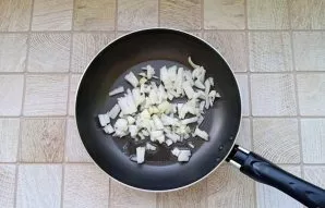 Peel the onion, wash it and chop it finely. Put in a pan with refined sunflower oil.