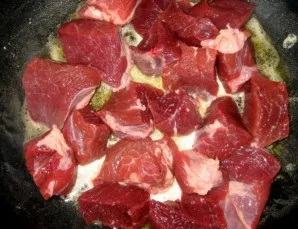 Cut the beef into medium-sized pieces and send it to the pan. Salt and pepper to taste.