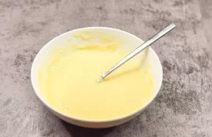 Break a second egg into a bowl, pour water and flour, stir so that there are no lumps. Salt and pepper the dough to taste.